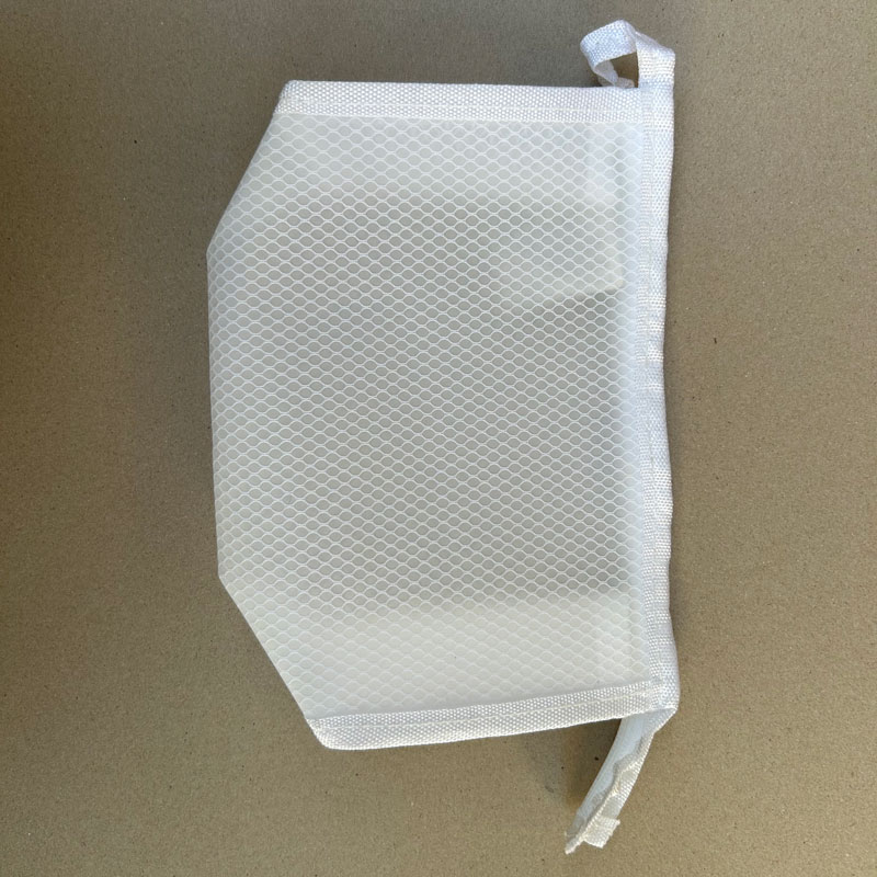 स्पष्ट कॉस्मेटिक बॅग कशी स्वच्छ करावी