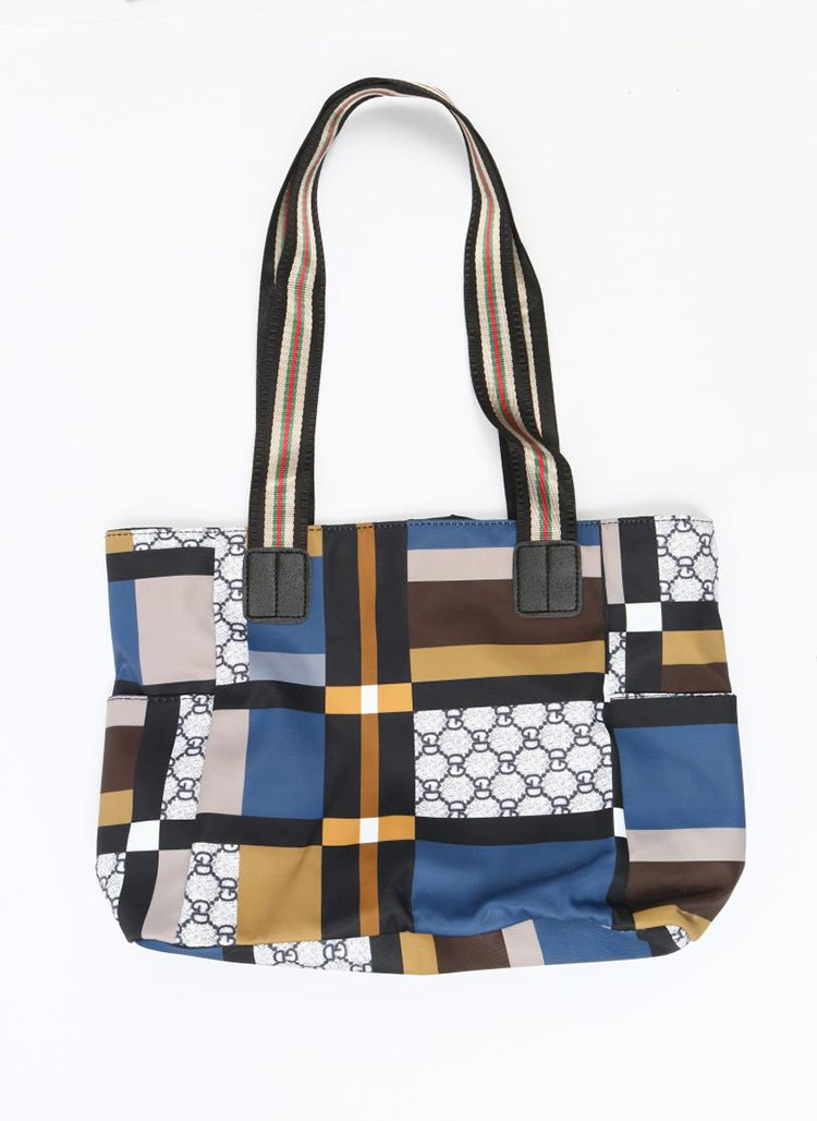 प्रवासादरम्यान मोठ्या खांद्याच्या पिशव्या व्यावहारिकता